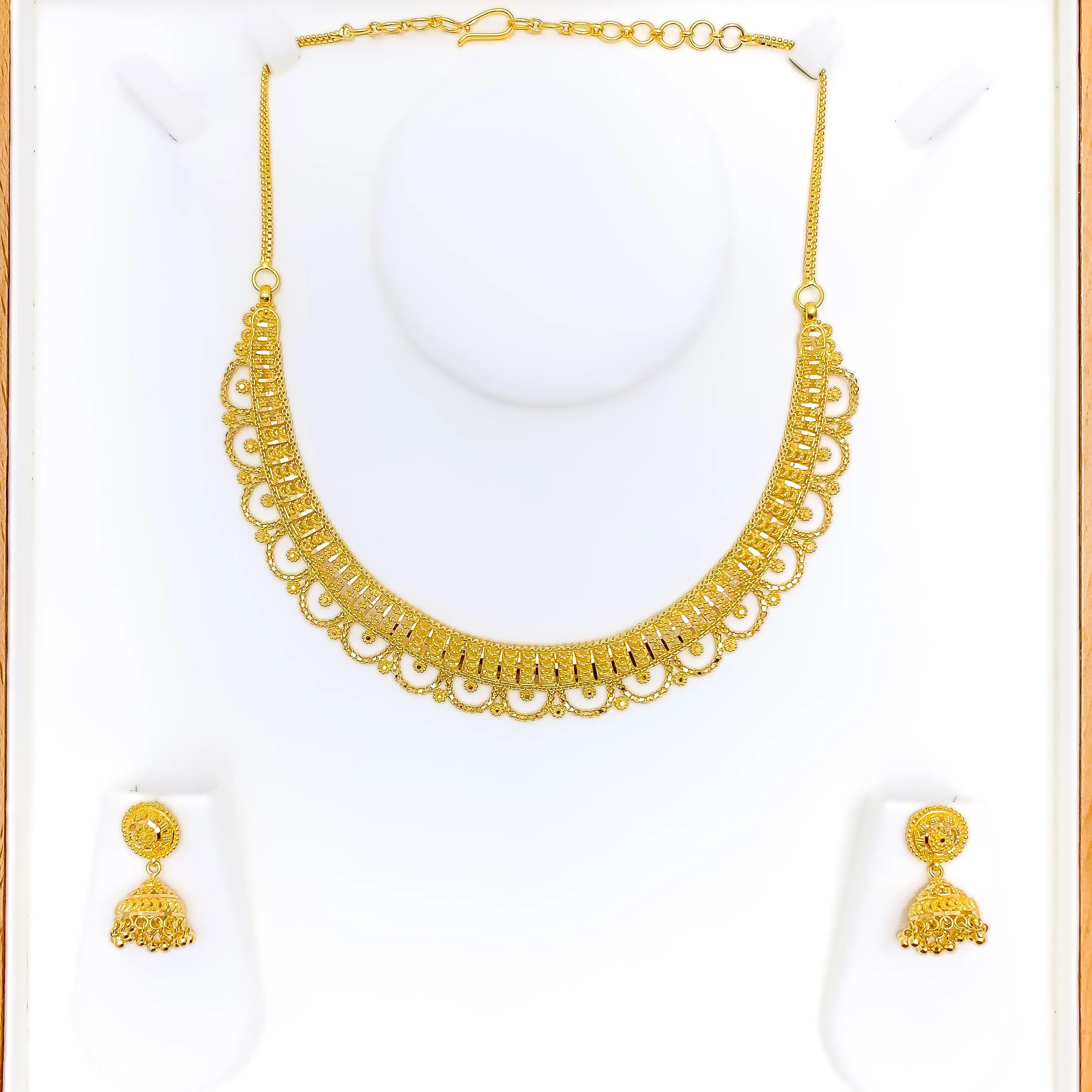 Attractive Laced 22k Gold Necklace Set