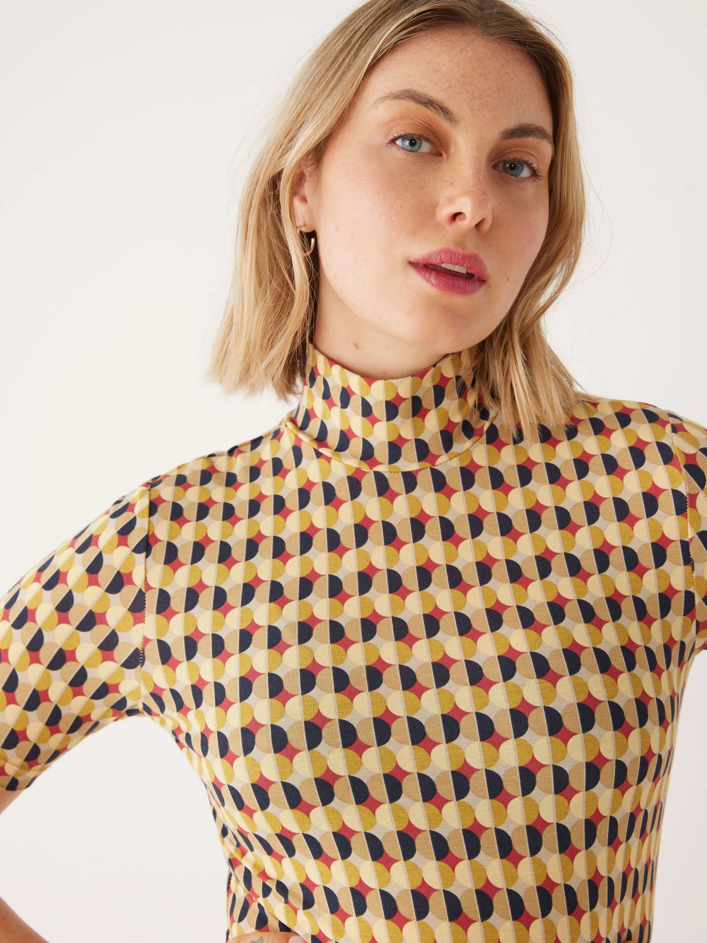 The Printed Short Sleeve Mockneck in Daisy